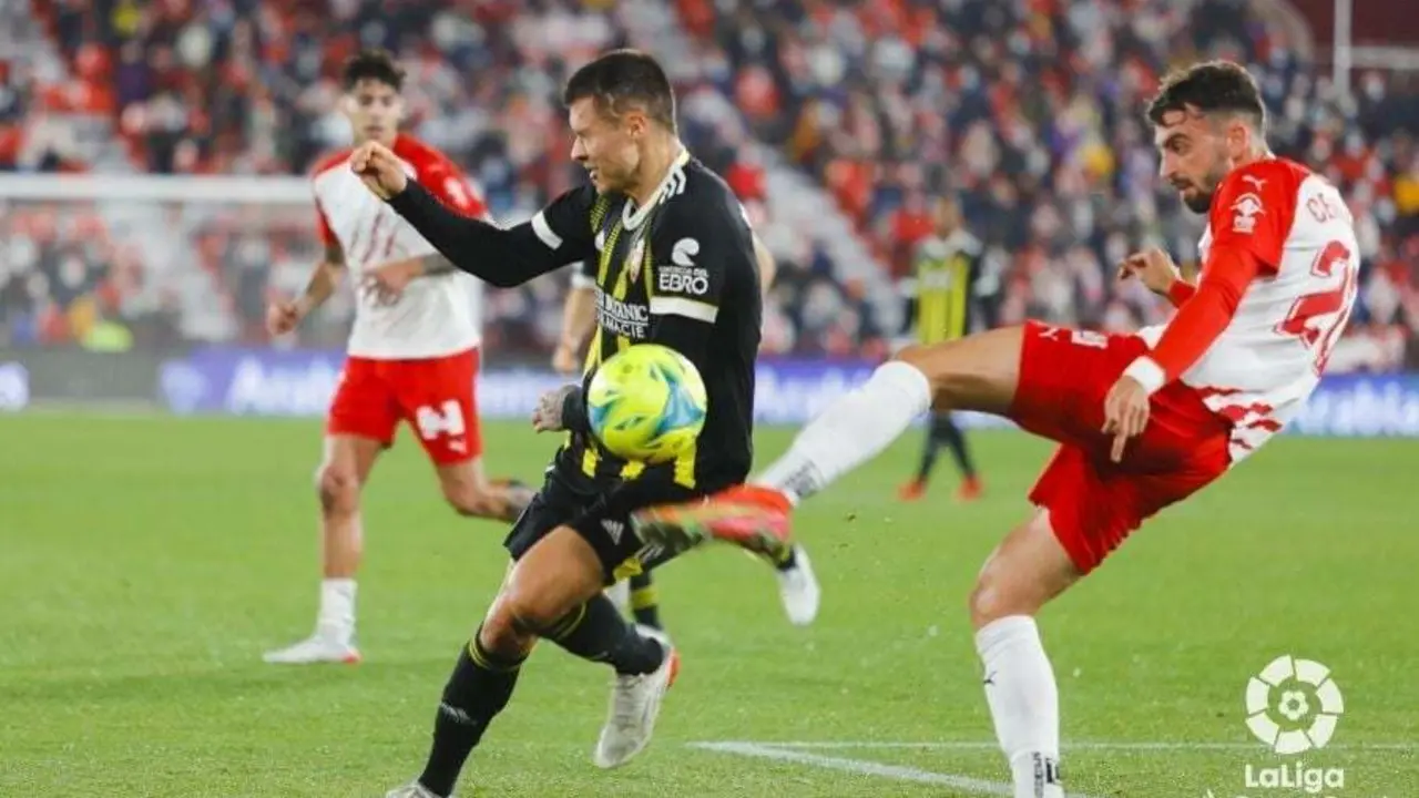 Juanjo Narv&aacute;ez y &Aacute;lex Centelles luchan por un bal&oacute;n en el Almer&iacute;a-Real Zaragoza de la primera vuelta. | Foto: La Liga