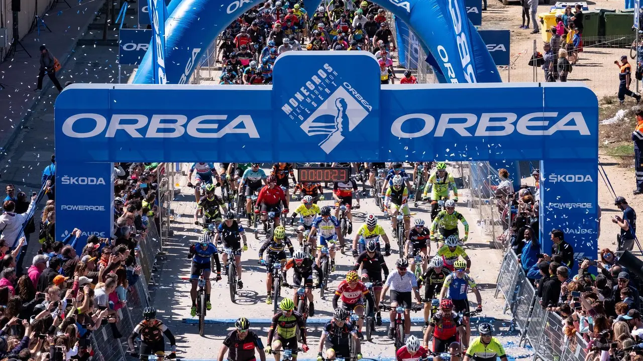 Espectacular salida de una  anterior edici&oacute;n de la Orbea Monegros. Foto: Julen Otero