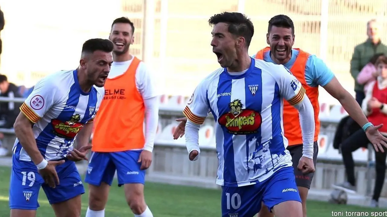 Celebraci&oacute;n del gol del Ejea contra el Prat. | Foto: Toni Torrano