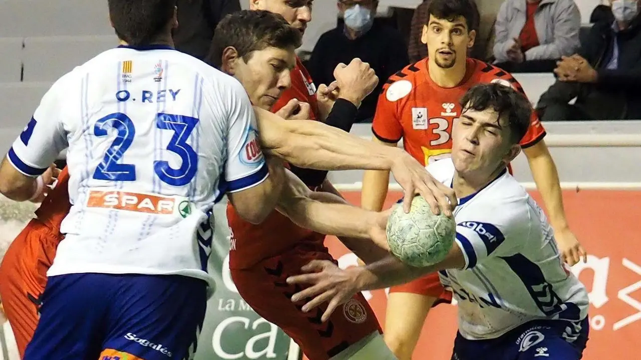 Gucek, con el bal&oacute;n, en el partido disputado contra Granollers el pasado a&ntilde;o en el Palacio. Foto: C.Pascual