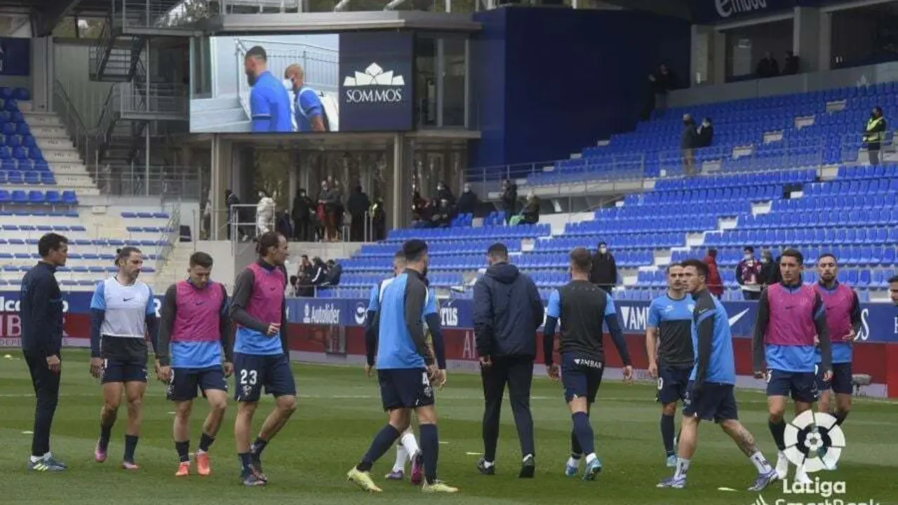 Jugadores del Huesca antes del inicio del partido contras Las Palmas. Foto: LaLiga