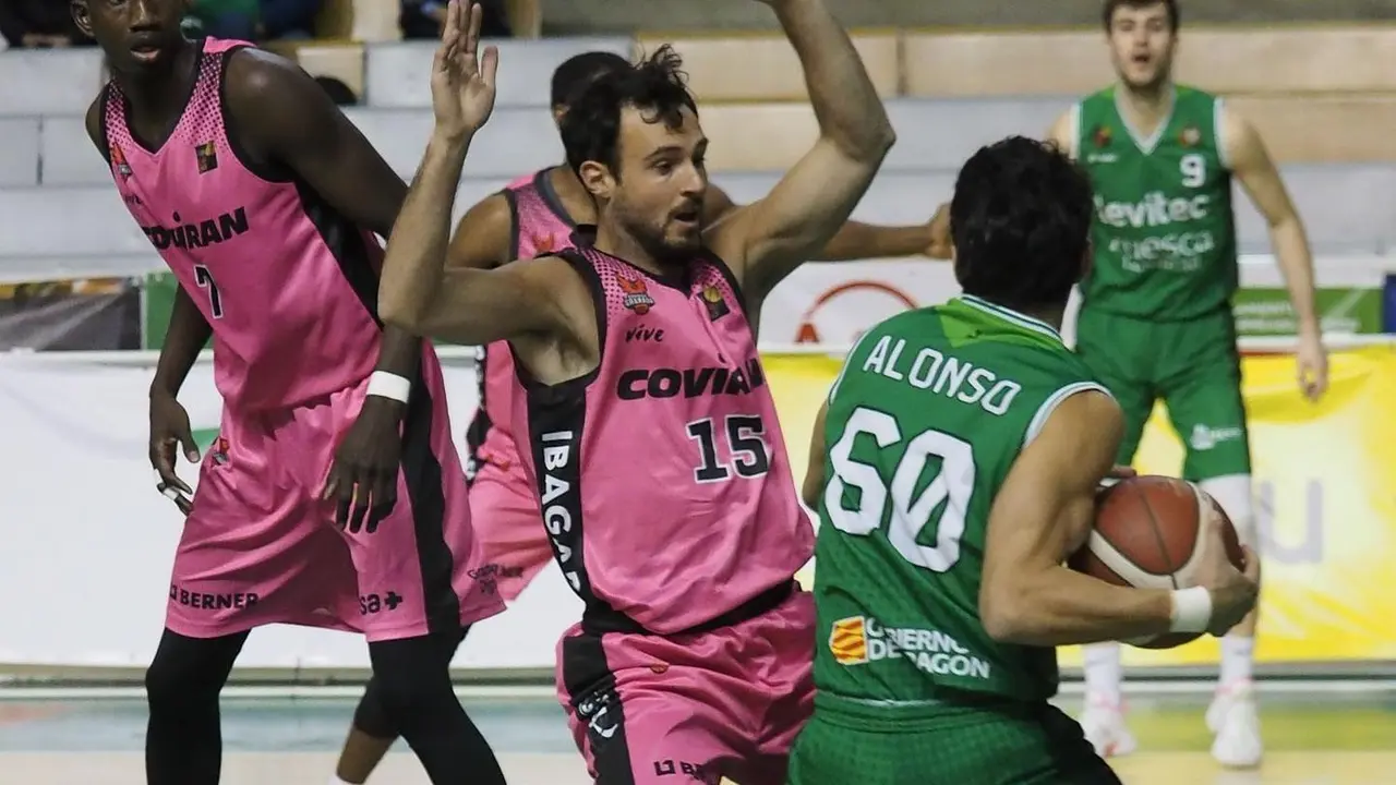 Alonso, con la bola, busca un pase con la oposici&oacute;n de un jugador del Granada. Foto: C.Pascual
