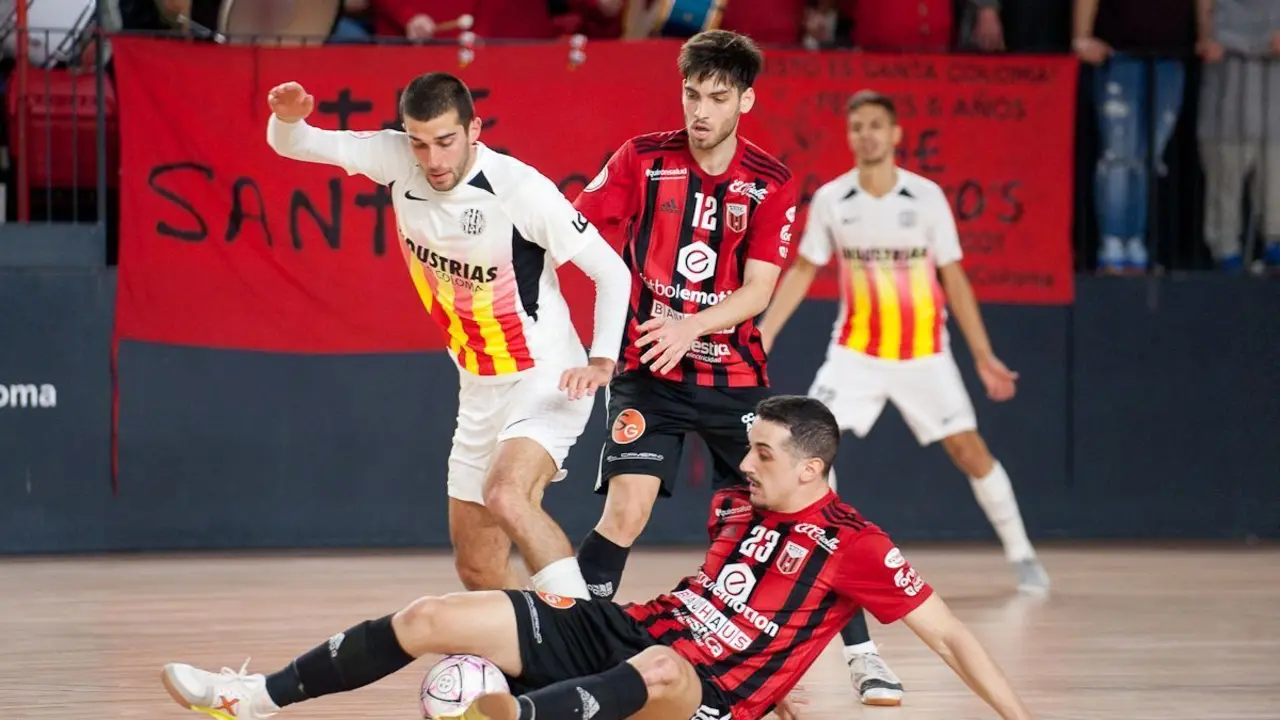 Manolo Piqueras disputa por el suelo un bal&oacute;n | Foto: F&uacute;tbol Emotion Zaragoza