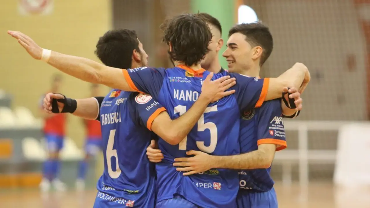 Nano Modrego se abraza a sus compa&ntilde;eros | Foto: Andrea Royo L&oacute;pez