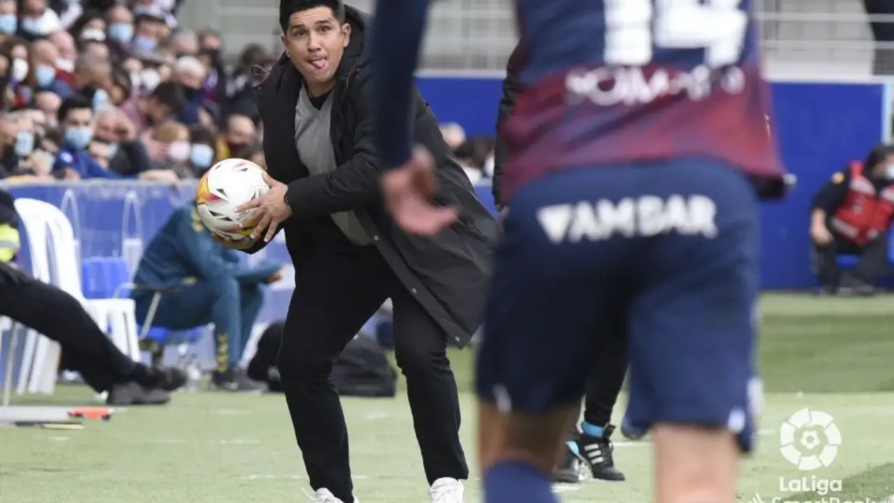 Xisco, entrenador del Huesca, en el partido contra Las Palmas. Foto: LFP