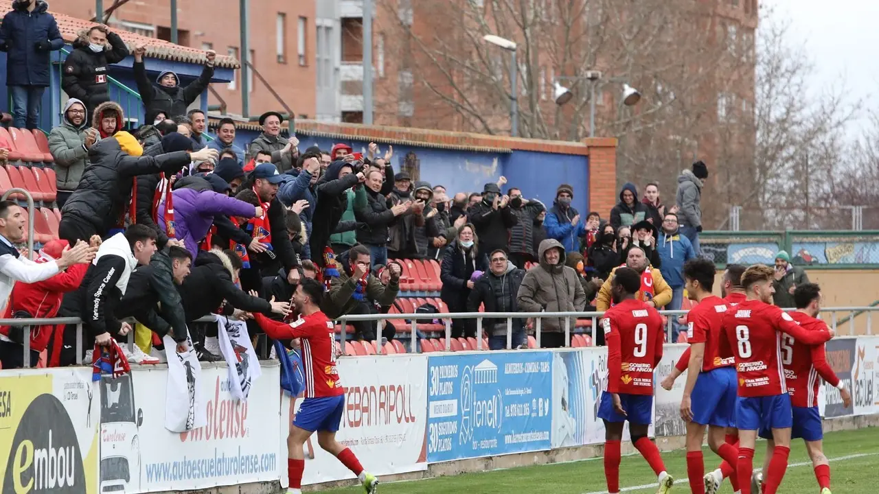 Aparicio celebrando el gol con los suyos. | Foto: Frente Mud&eacute;jar