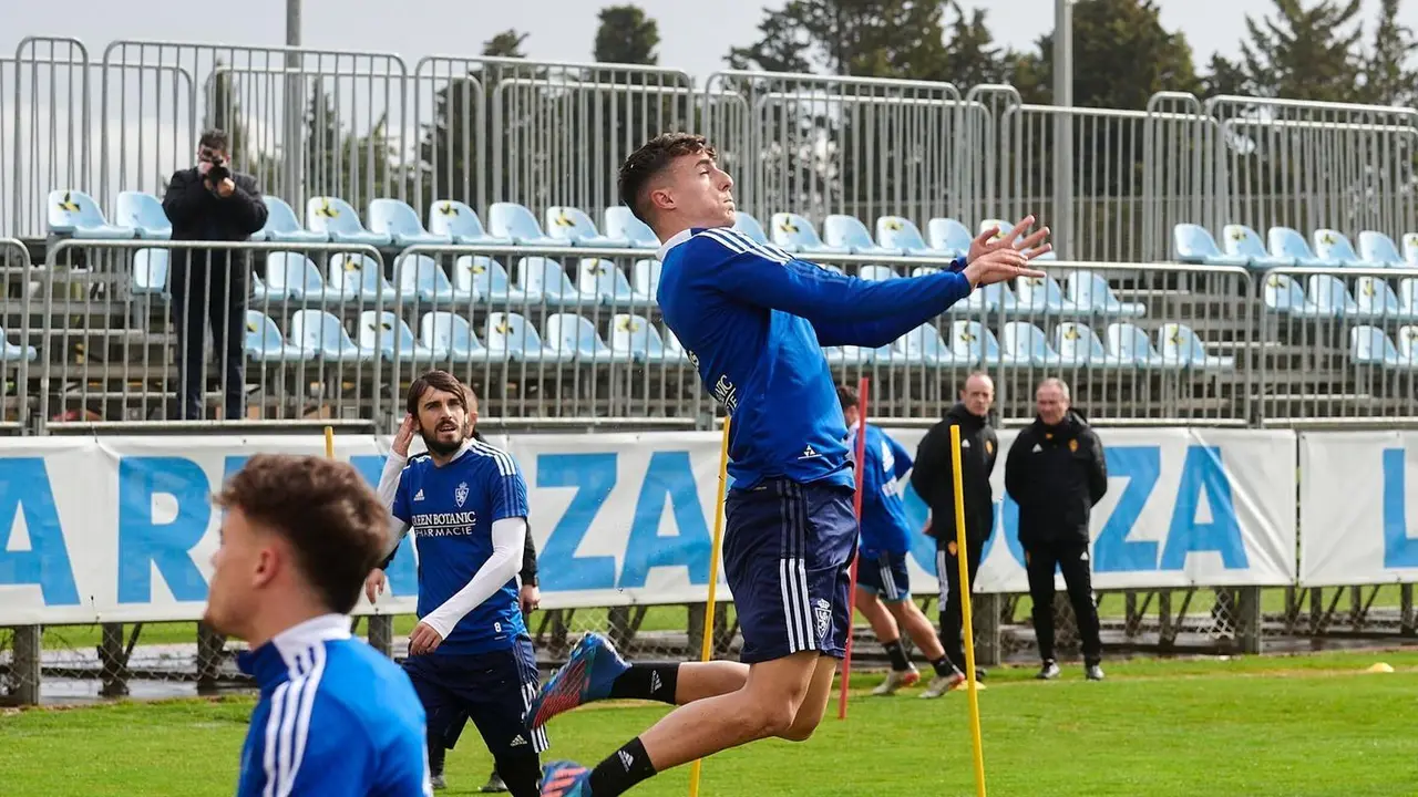 Franc&eacute;s cabecea un bal&oacute;n en un entrenamiento de esta semana. | Foto: RZ