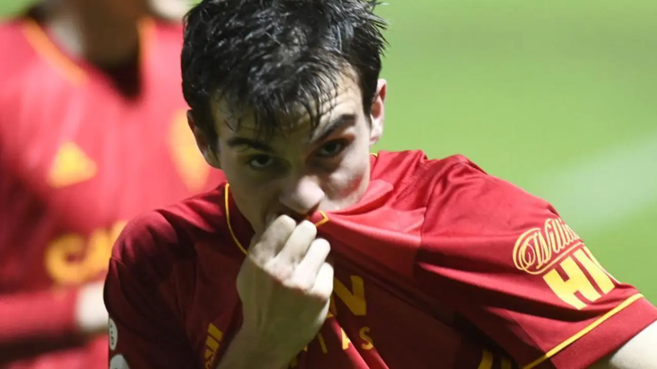 Francho Serrano besa el escudo del equipo de su vida | Foto: Real Zaragoza