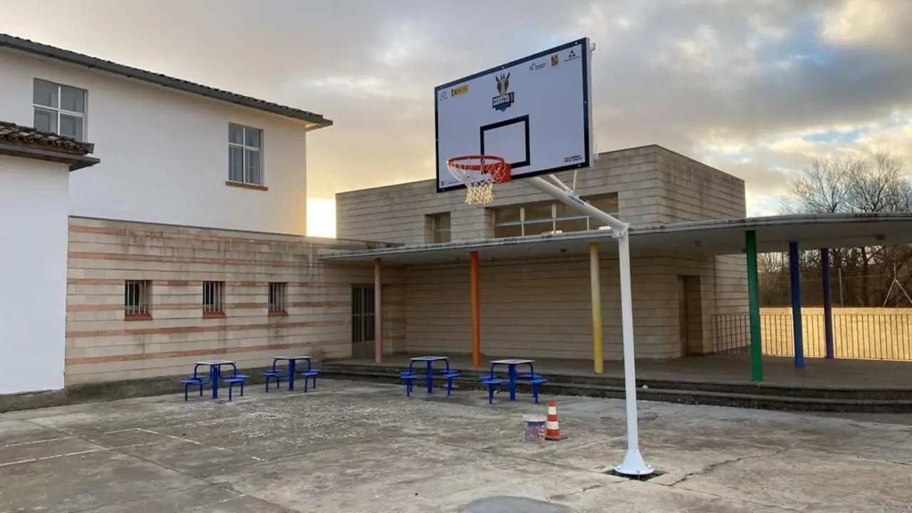 Nuevas canastas en el colegio de Biota gracias al programa Conecta-R. Foto: Cinco Vi&iexcl;llas