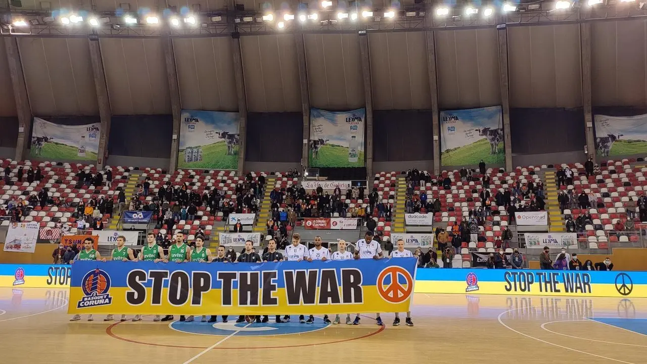 Ambos equipos han clamado al inicio del partido por el fin de la guerra contra Ucrania |  Foto: @basquetcoruna