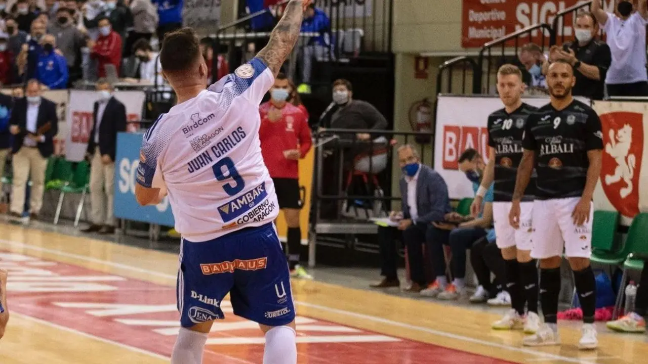 Juanqui celebra uno de sus goles ante Valdepe&ntilde;as | Foto: Jorge Vicioso