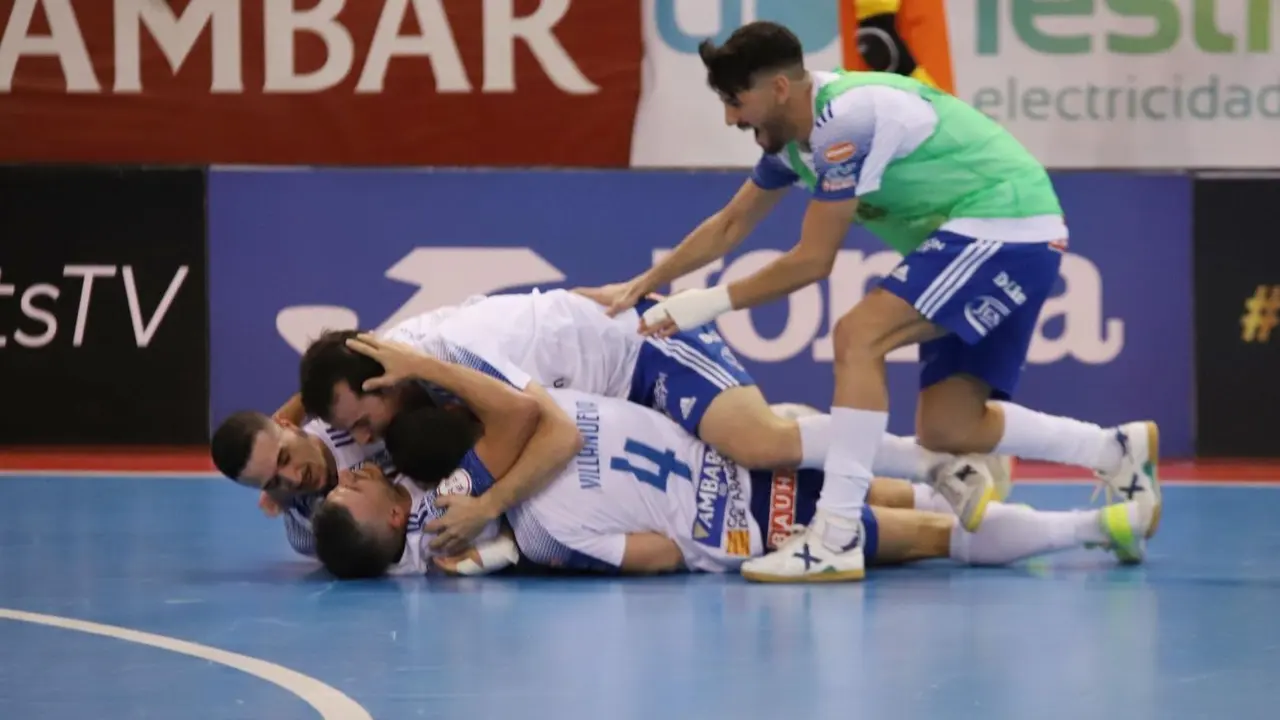 Carlos Retamar es abrazado tras el 4-2 ante el Betis | Foto: Jorge Vicioso
