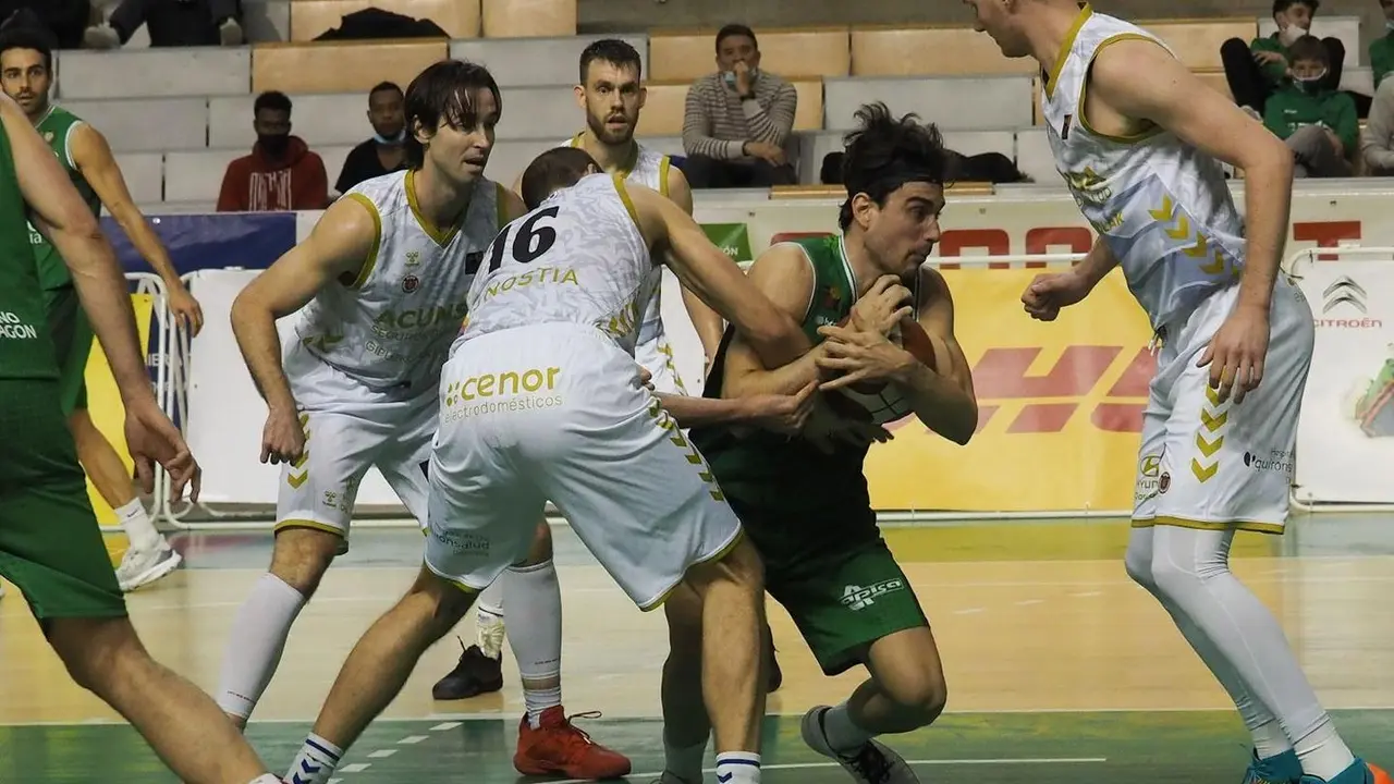 Rafa Casanova se hace con un rebote | Foto: C. Pascual