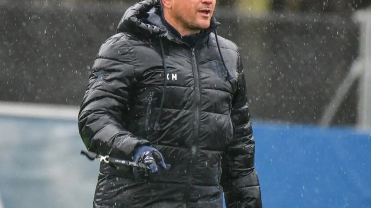 Xisco Mu&ntilde;oz bajo la lluvia. | Foto: SD Huesca