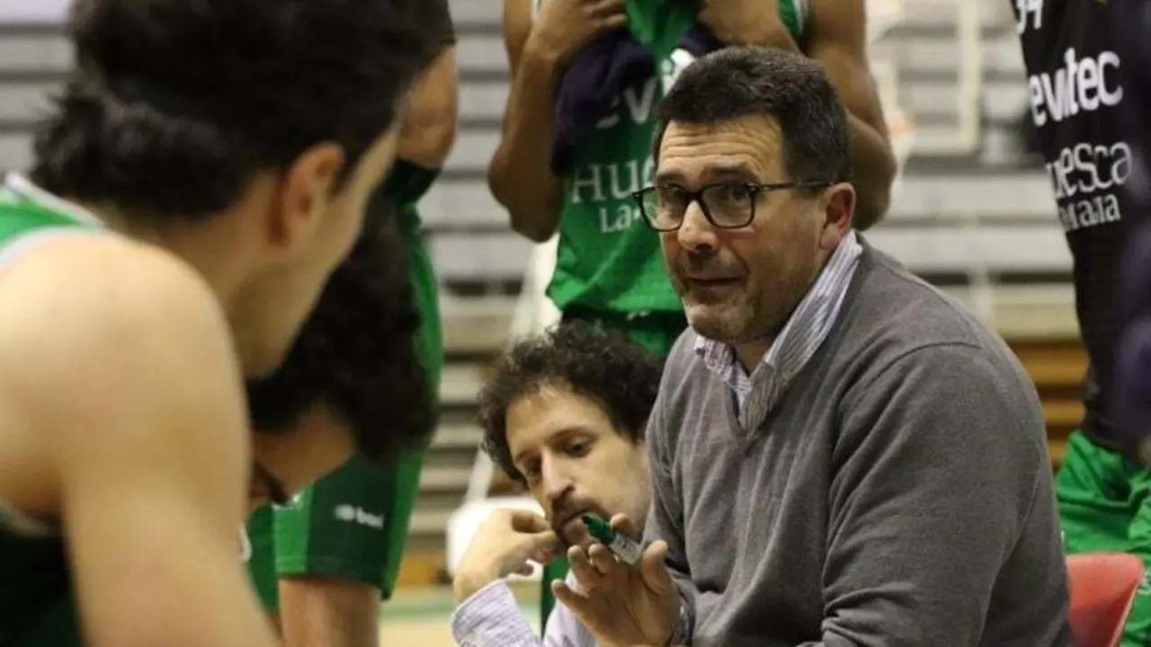 Carlos Lanau se dirige a sus hombres durante un tiempo muerto. | Foto: Levitec Huesca La Magia