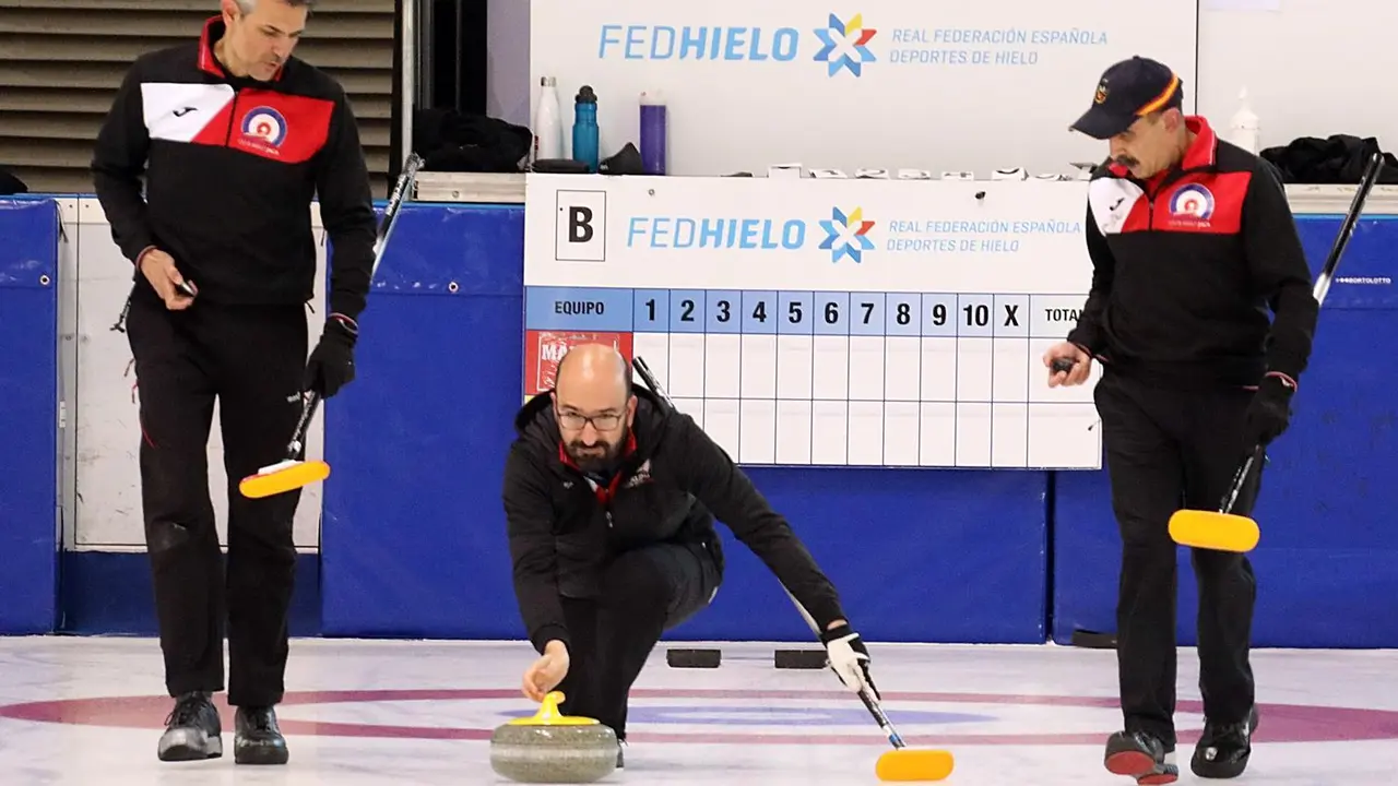 Jugadores de la secci&oacute;n de curling del CH Jaca que opta al nacionalidad de esta modalidad. Foto: CH Jaca