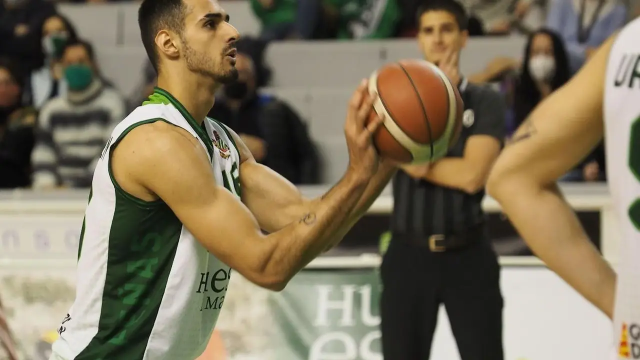 Aitor Etxeguren lanza un tiro libre | Foto: C. Pascual