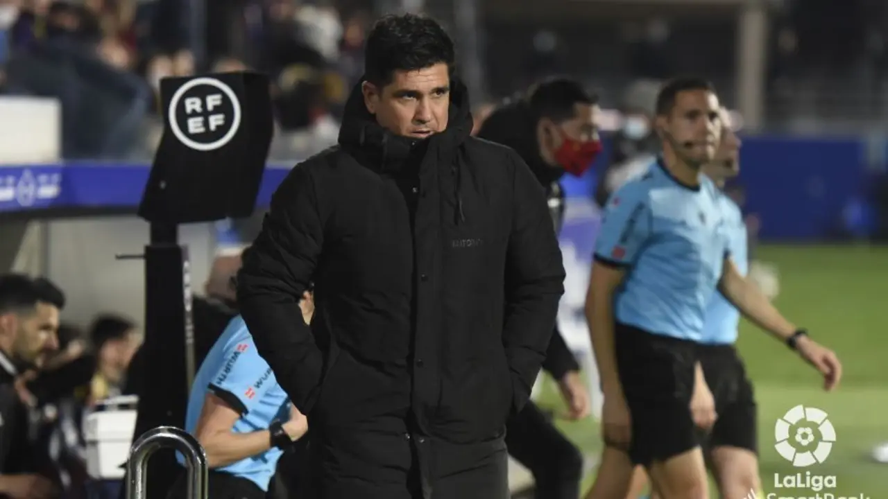 Xisco Mu&ntilde;oz ante el Burgos. | Foto: SD Huesca
