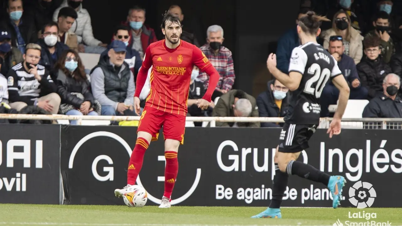 El Zaragoza pierde ante el Cartagena. En la imagen, Eugeni busca socios en la jugada | Foto: La Liga