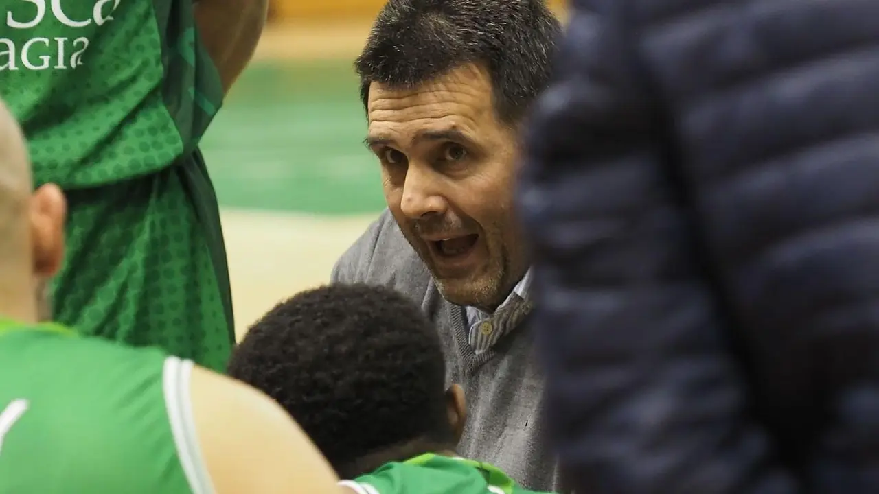 Expresivo Carlos Lanau en un tiempo muerto contra Gipuzkoa. Foto: C.Pascual
