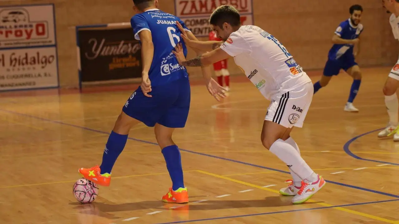 &Aacute;ngel Claudino, en una acci&oacute;n defensiva en el partido de ida | Foto: Manzanares FS