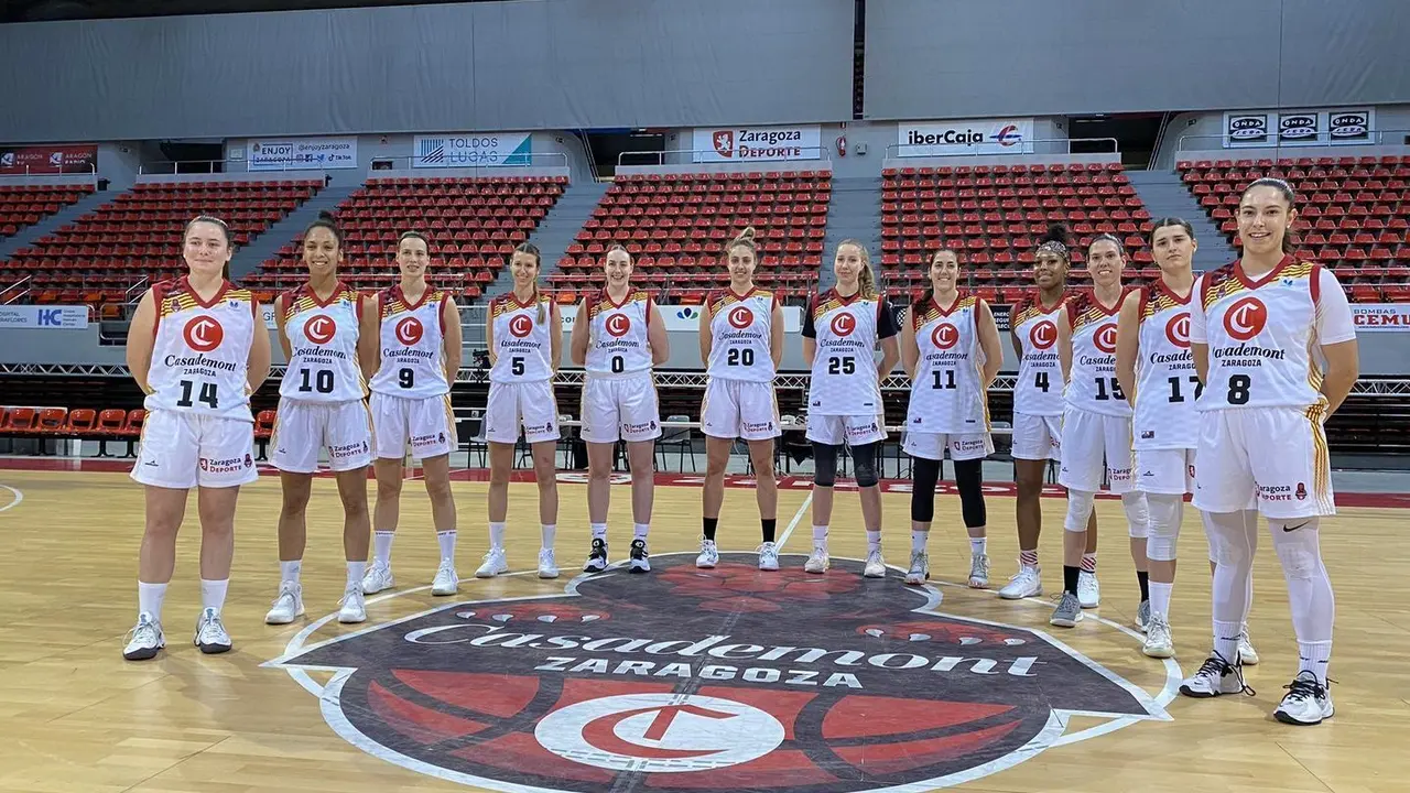La plantilla posa con la equipaci&oacute;n de la Copa | Foto: Casademont Zaragoza