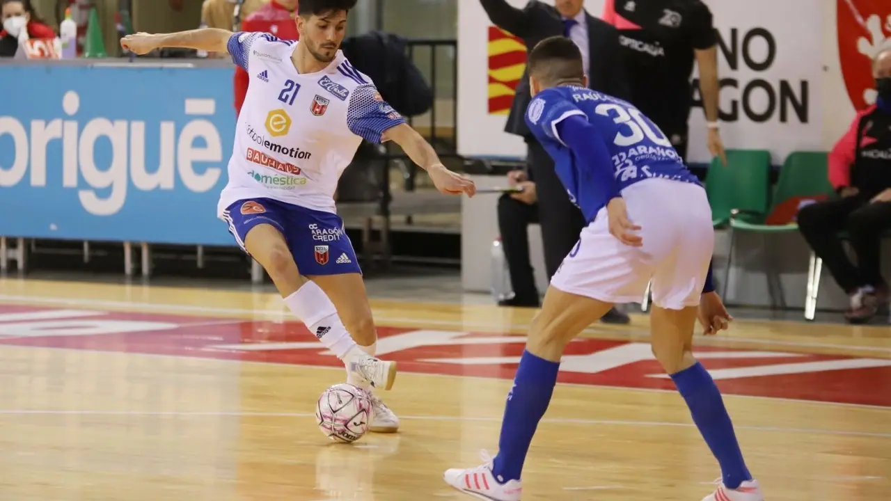 Carlos Garc&iacute;a conduce el bal&oacute;n | Foto: Jorge Vicioso
