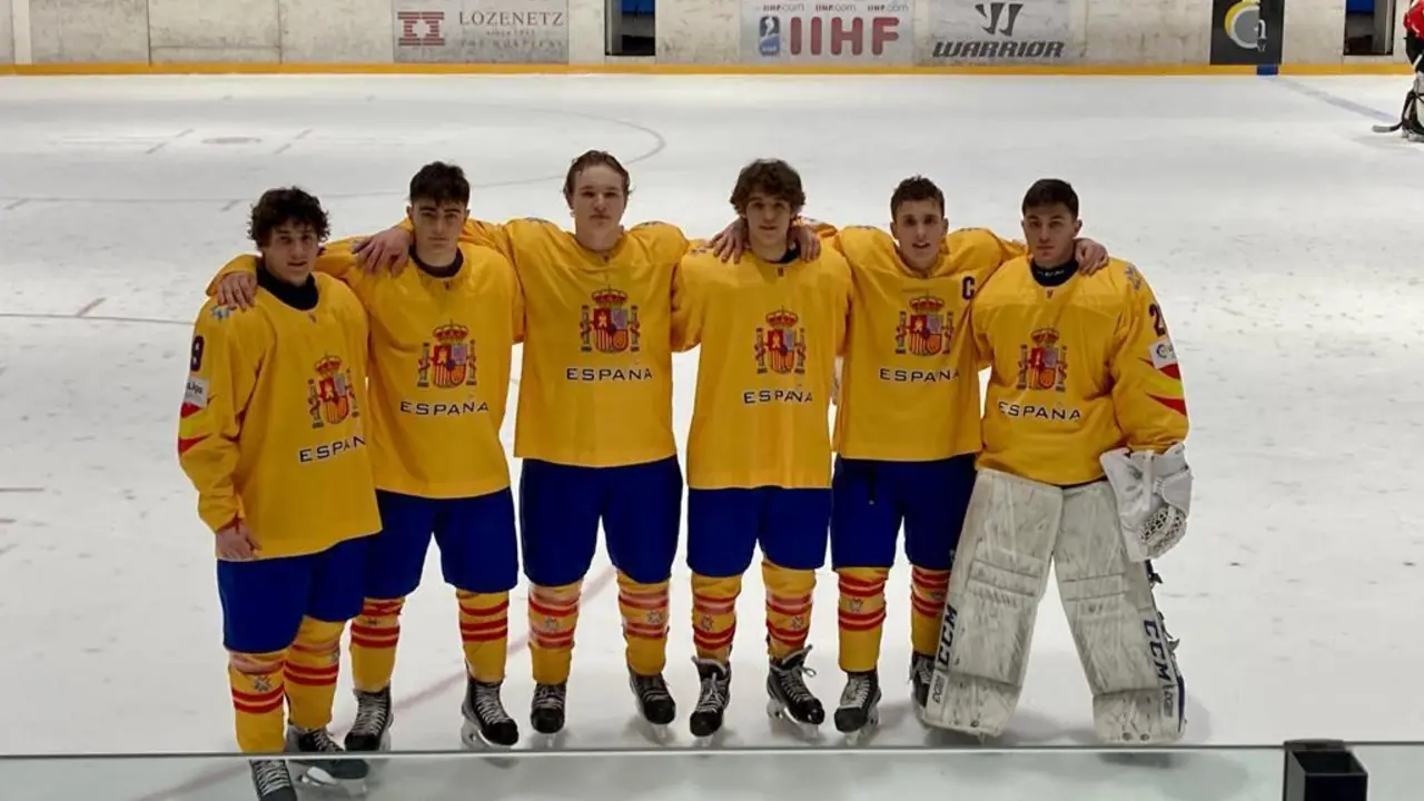 Jugadores del CH Jaca que forman parte del combinado nacional U18 en el Mundial de Bulgaria. Foto: CH Jaca