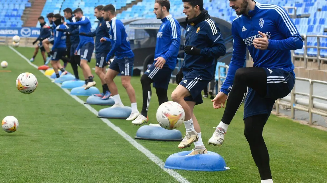 Los jugadores del Real Zaragoza durante una sesi&oacute;n de entrenamiento en La Romareda. | Foto: RZ