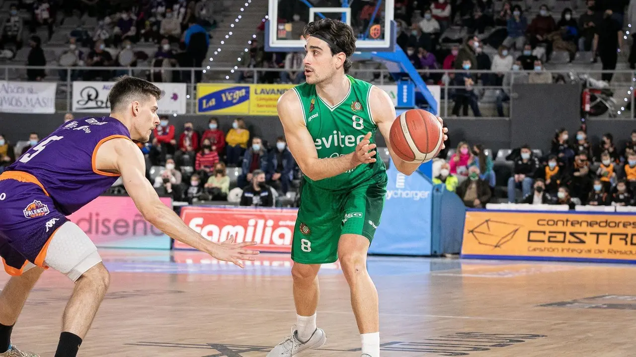 Rafa Casanova busca una l&iacute;nea de pase | Foto: V&iacute;ctor Quintana / Palencia Basket