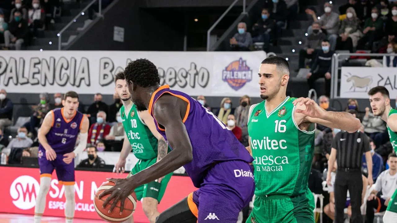 Aitor Etxeguren, en una acci&oacute;n defensiva | Foto: V&iacute;ctor Quintana/Palencia Basket