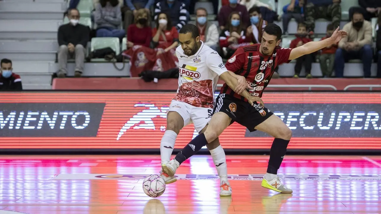 Manolo Piqueras disputa un bal&oacute;n | Foto: ElPozo Murcia