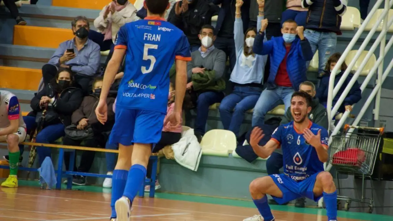 Fran Tabuenca se va a abrazar con Jorge Tabuenca tras uno de los goles | Foto: Pedro Luis Serrano