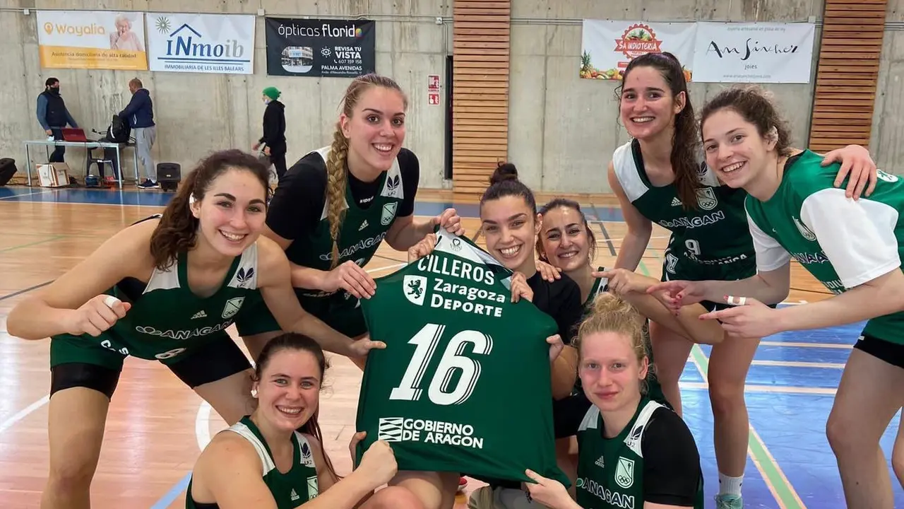 Las jugadoras del Stadium celebran la victoria 16 del equipo | Foto: @STCBaloncesto