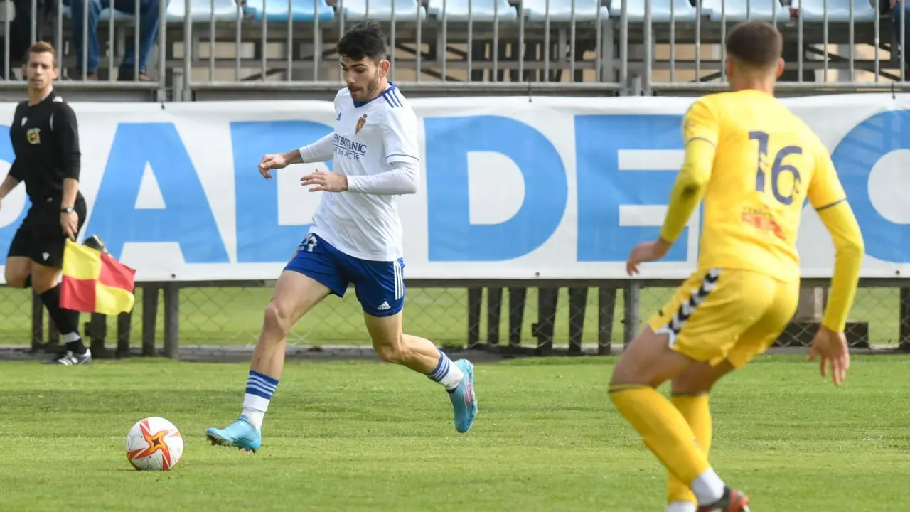 Miguel Puche conduce el bal&oacute;n en el partido frente al CD Robres, disputado en la Ciudad Deportiva. | Foto: RZ