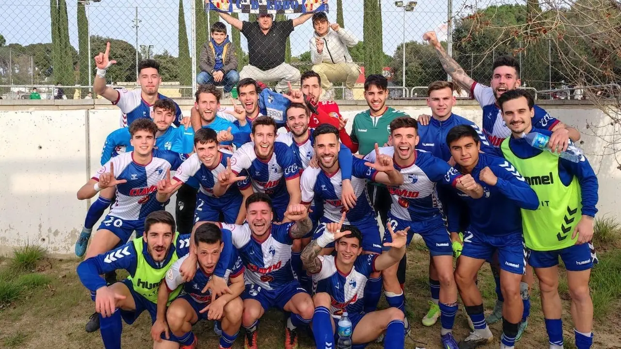 Los zaragozanos celebrando una important&iacute;sima victoria. | Foto: CD Ebro