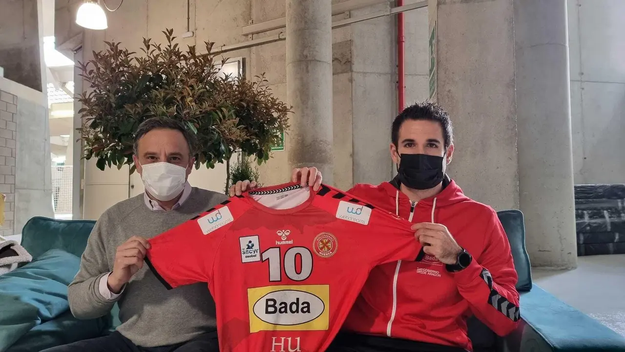 Conrado Toro y Adri&agrave; P&eacute;rez posan para la foto. Foto: BM Huesca