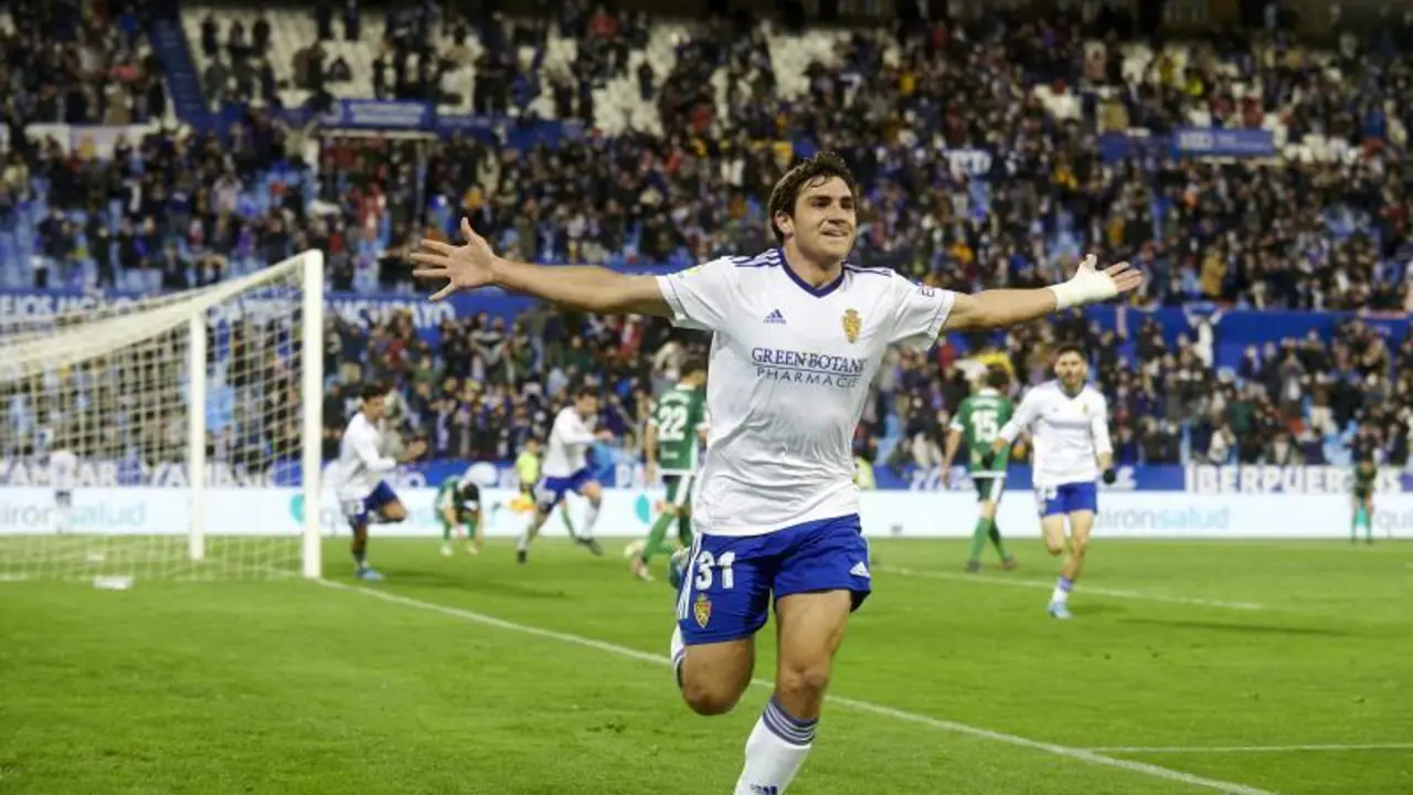 Iv&aacute;n Az&oacute;n celebra el tanto ante el Amorebieta en La Romareda | Foto: Real Zaragoza