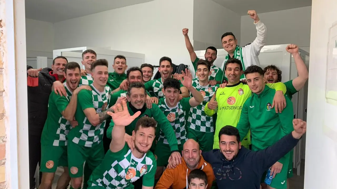 Los jugadores del CD Ani&ntilde;&oacute;n celebran un triunfo en la temporada | Foto: Pedro Lafuente