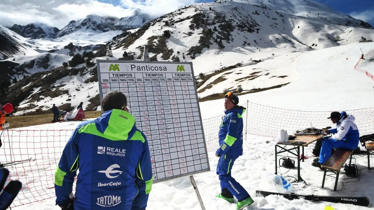 Campeonato de profesores de esqu&iacute; en la estaci&oacute;n de Formigal-Panticosa. Foto: Aram&oacute;n