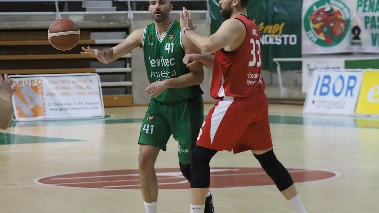 Xavi Rey, defendido por Marc Gasol | Foto: C. Pascual