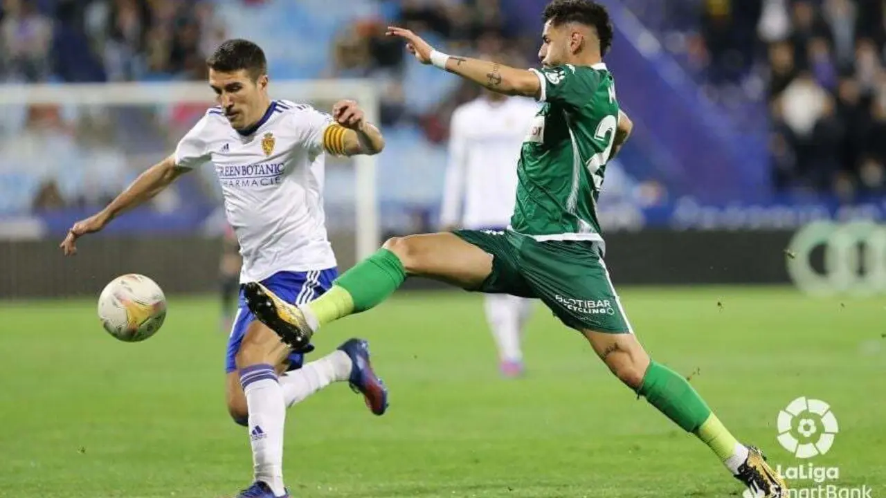 Alberto Zapater, en un lance del partido frente a la SD Amorebieta. | Foto: La Liga