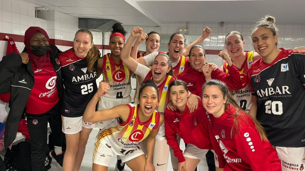 Las jugadoras, con la euforia desatada con la clasificaci&oacute;n al Play Off | Foto: Basket Zaragoza