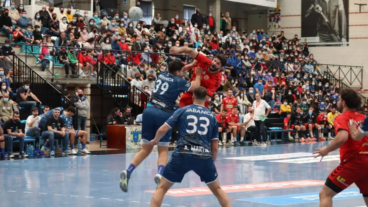 Joao Pinto lanza a la porter&iacute;a de Cangas en un buen partido donde Bada sac&oacute; un punto. Foto: Ra&uacute;l Fonseca