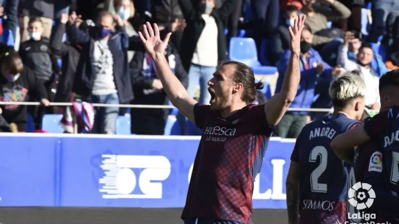 Ignasi Miquel celebra el gol con el que el Huesca se puso por delante del Almer&iacute;a. Foto: LFP
