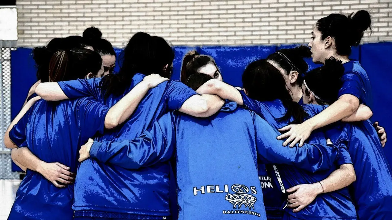 Las jugadoras se abrazan durante un partido | Foto: Sergio Callaved