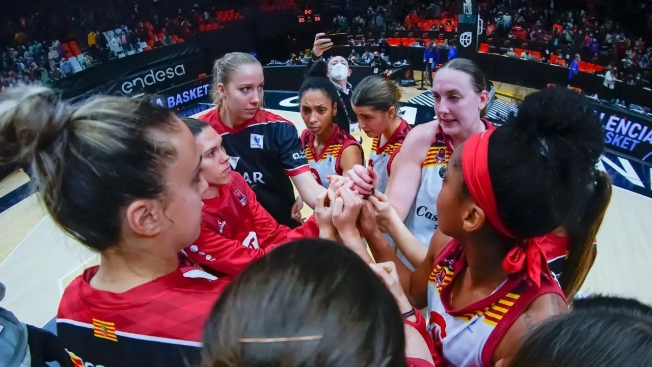 Las jugadoras, en pi&ntilde;a durante la Copa de la Reina | Foto: M. A. Polo