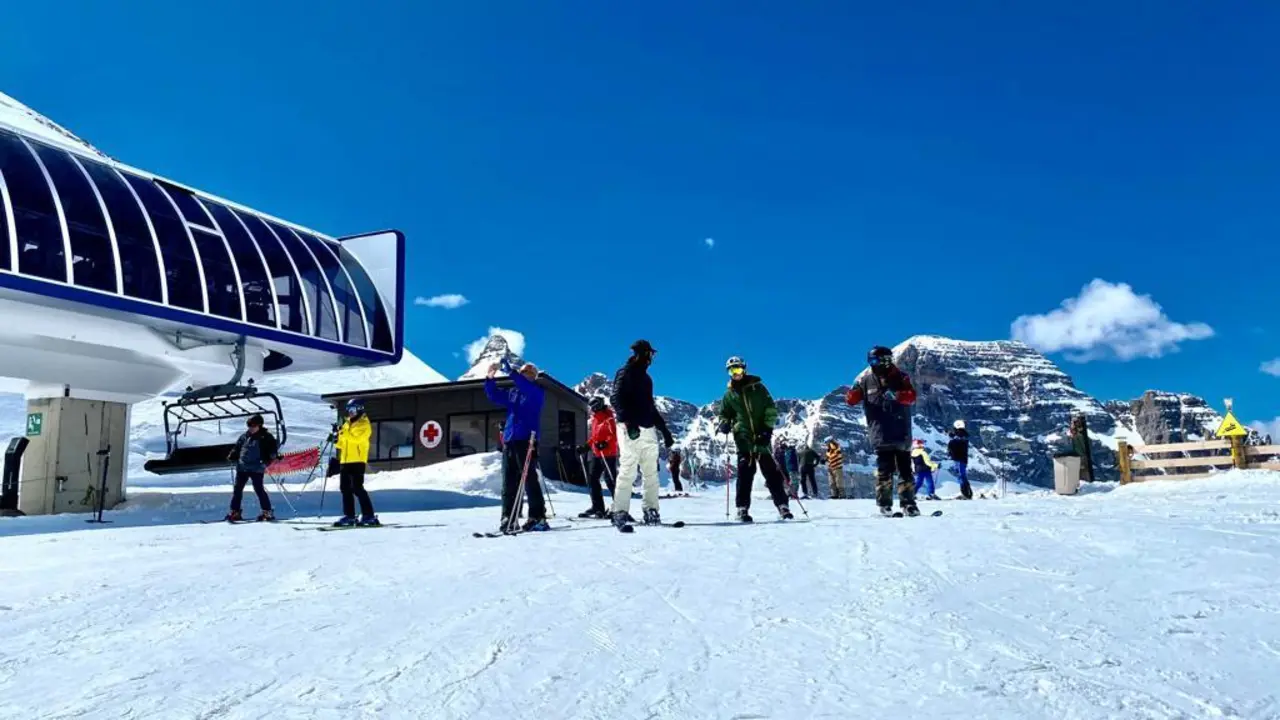 Imagen del d&iacute;a de hoy en Formigal con un d&iacute;a de cielo azul y buena nieve para esquiar. Foto: Aram&oacute;n Formigal-Panticosa