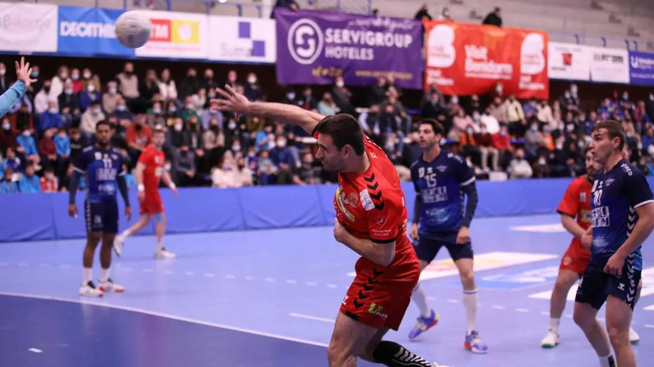 Adri&agrave; P&eacute;rez, en una imagen de archivo dio el susto cuando el partido contra Cisne expiraba. Foto: Edwin Van't Hek