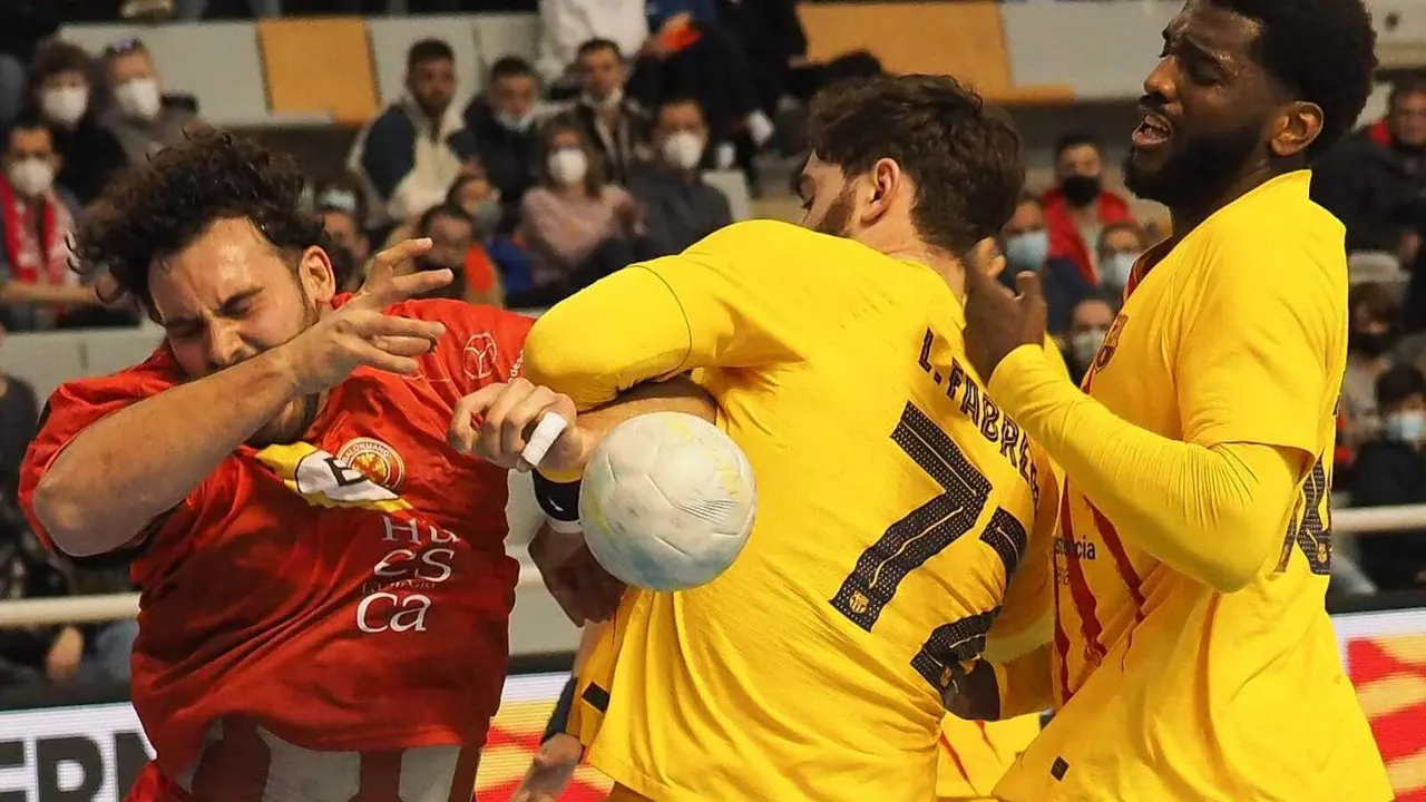 Montoya, en la imagen, bloqueado por la defensa del Bar&ccedil;a. Foto: C.Pascual